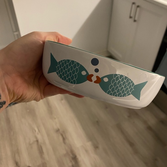 Cat water dish with cute kissing fishes - Picture 3 of 5